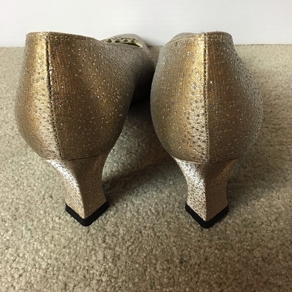 Stuart Weitzman Vintage Gold with Silver Glitter Evening Heels Size 8 New - Picture 3 of 9